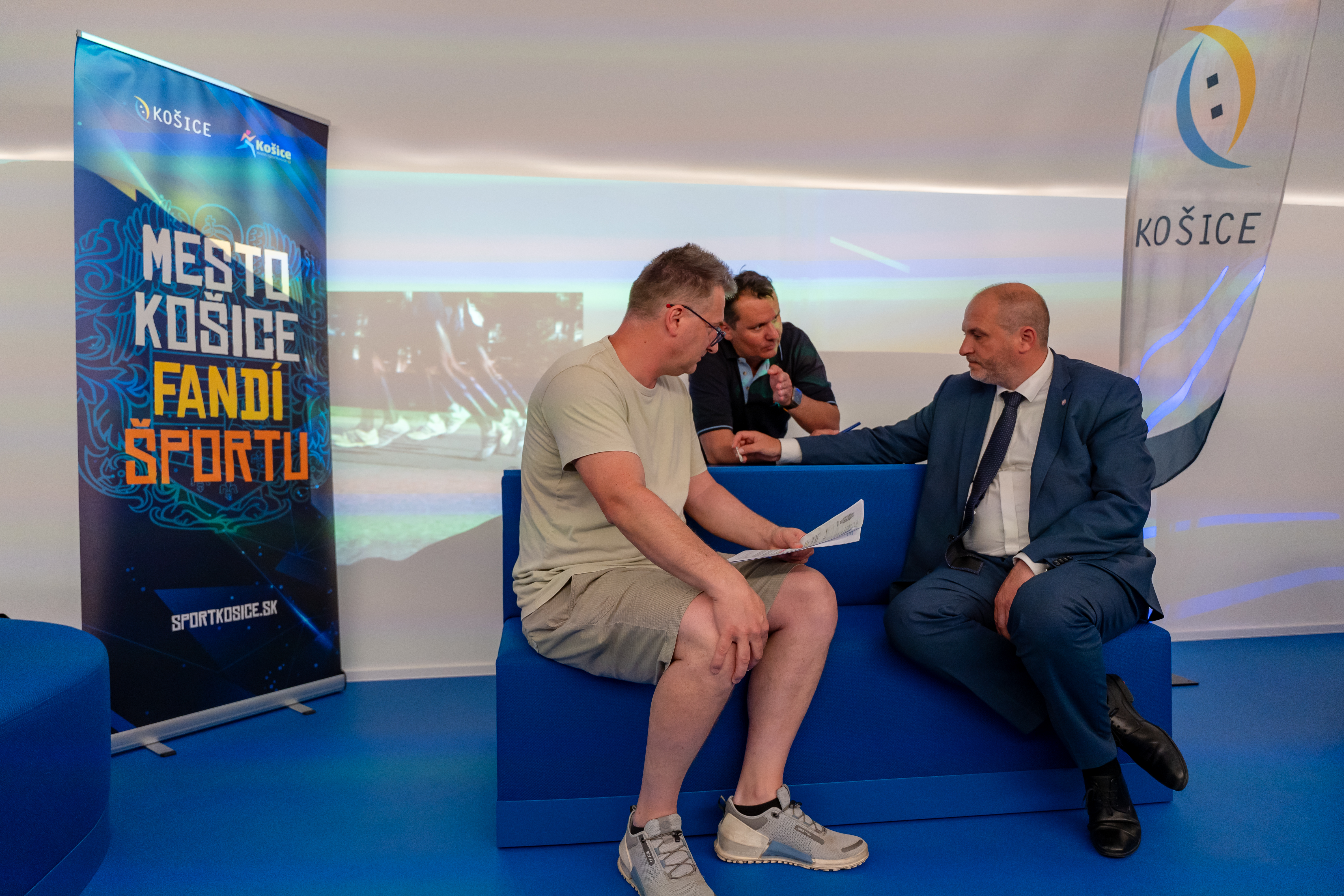 Sportovci , dotacie - podpis zmluv  -24